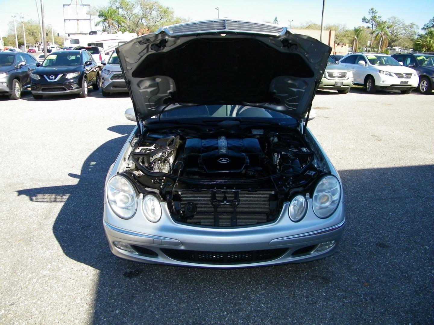 2005 Silver /Black Mercedes-Benz E-Class E500 (WDBUF70J75A) with an 5.0L V8 SOHC 24V engine, Automatic transmission, located at 4000 Bee Ridge Road, Sarasota, FL, 34233, (941) 926-0300, 27.298664, -82.489151 - Photo#10